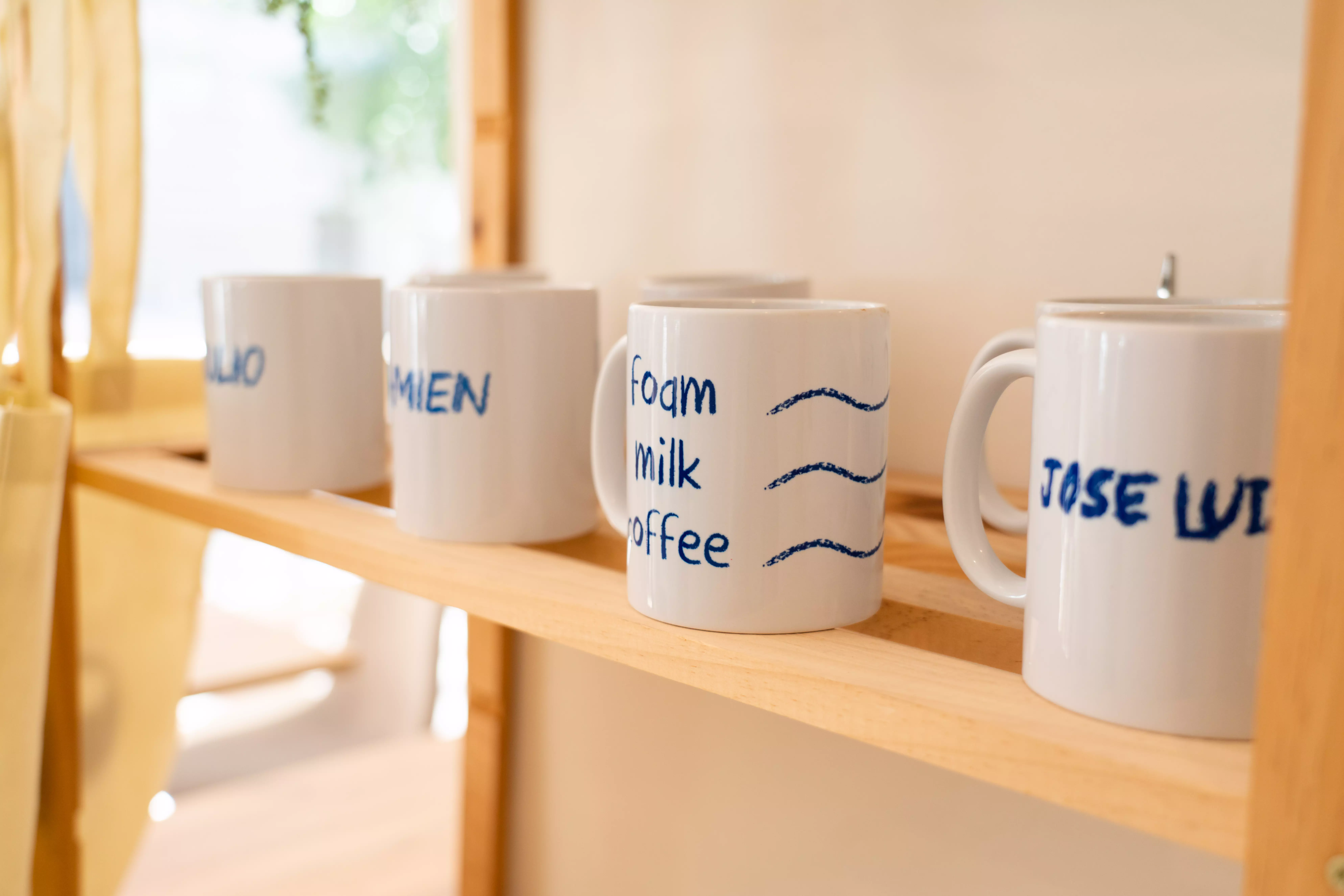 Personas compartiendo el espacio de Café Olé